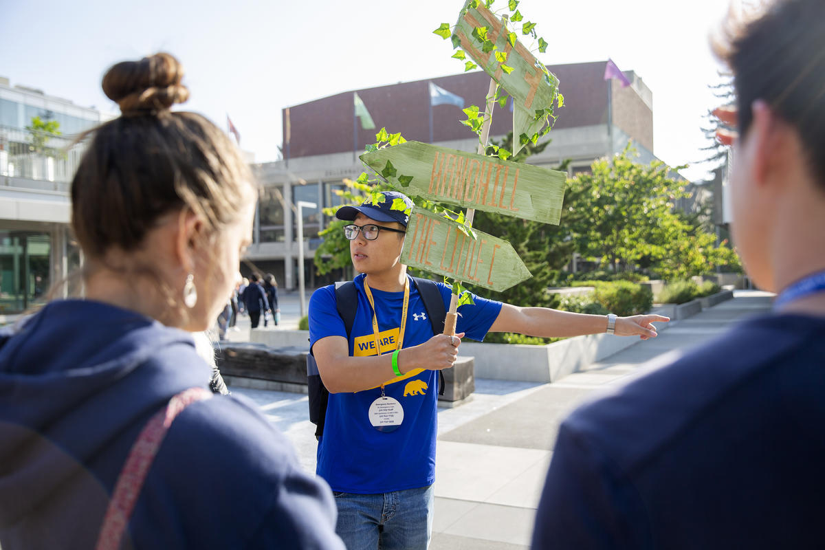 A student giving a tour to new students